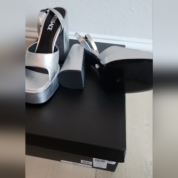VERSACE SANDAL SIZE 40 US Size 10 - Picture 2 of 7